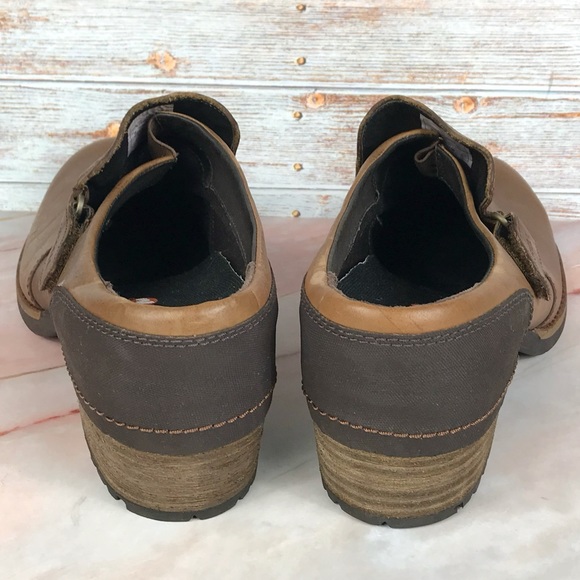 Merrell Shiloh Clogs in Oak Brown leather - Picture 5 of 13